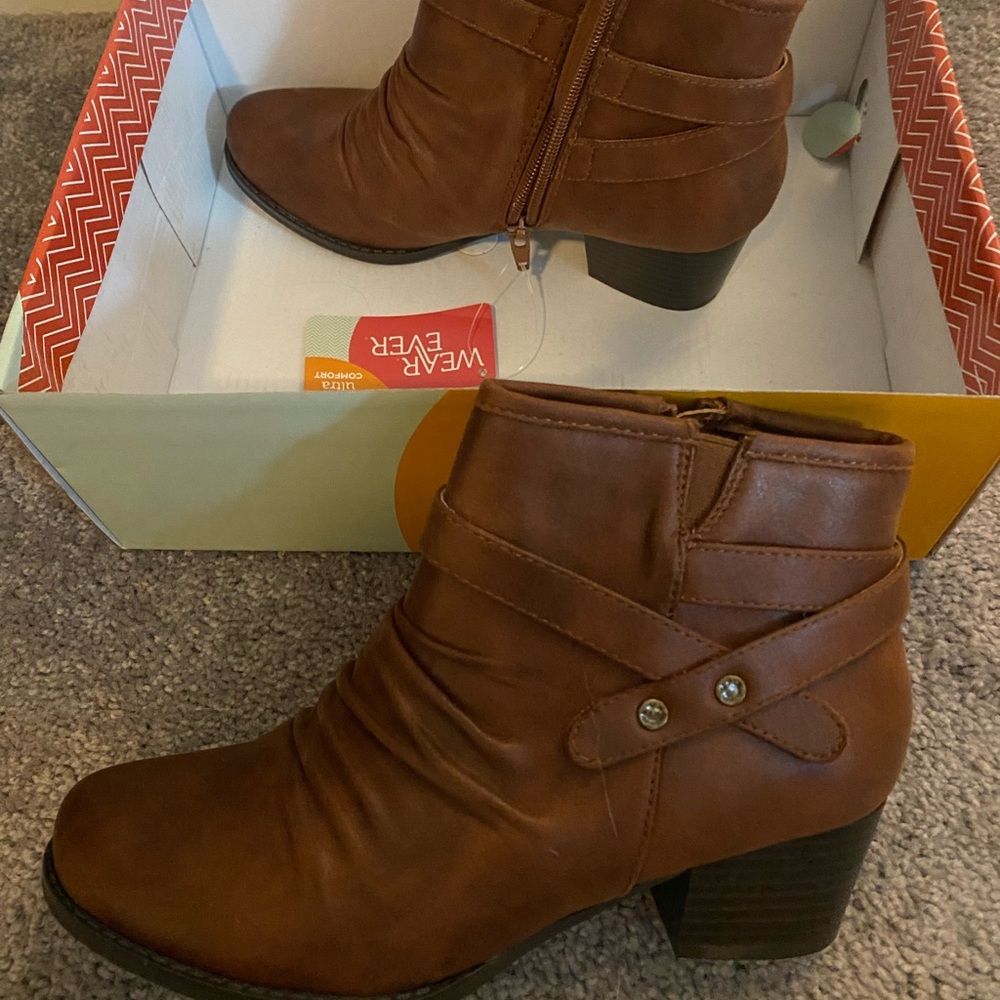 Rigby Saddle Brown ankle booties size 6.5